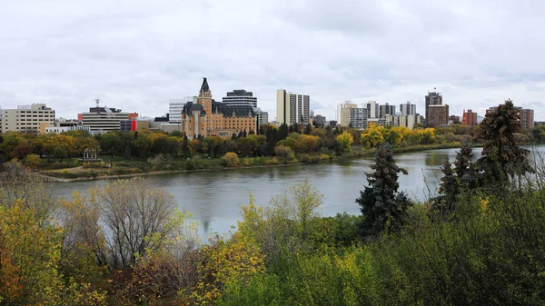 Saskatoon, Kanada 'nın nehir kenarına bakan manzarası — Stok fotoğraf