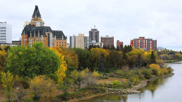 Vista de Saskatoon, Canadá centro de la ciudad por río — Foto de Stock