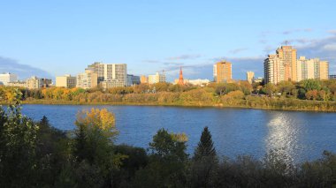 Saskatoon, Kanada Sahnesi Nehrin üzerinde ufuk çizgisi