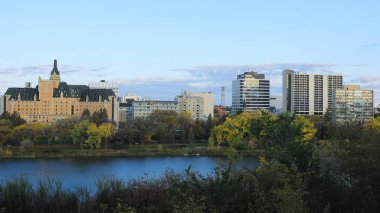 Saskatoon, Kanada 'nın nehir üzerindeki manzarası