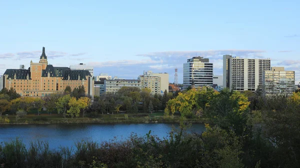 Cena de Saskatoon, paisagem urbana do Canadá sobre o rio — Fotografia de Stock