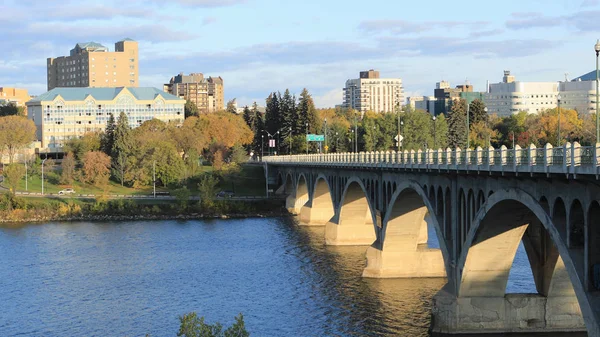 Scen av Saskatoon, Kanada centrum vid floden — Stockfoto