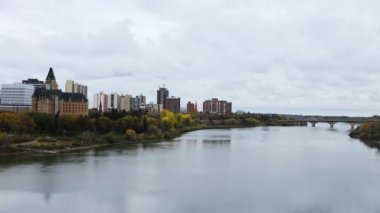 Saskatoon şehrinin 4k sonbaharındaki zaman çizelgesi.