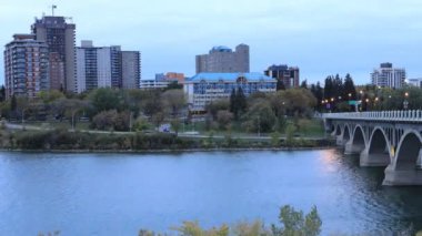 Şehir merkezindeki Saskatoon 'un gündüz ve gece saatleri.