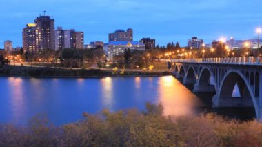 Saskatoon şehir manzarası 4k 'nin gece gündüz zamanlaması