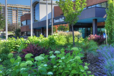 Oakville, Kanada 'da belediye binasının önünde çiçekler var.