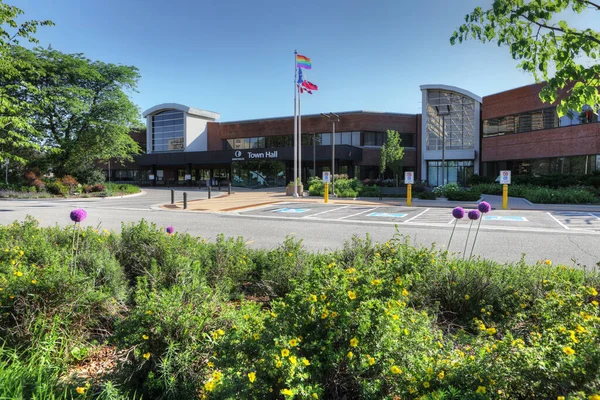 Town Hall in Oakville, Canada with flags in front — ストック写真