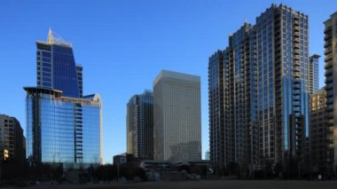 Charlotte, Kuzey Carolina 'da şehir merkezinde bir sokak. Zaman ayarlı 4K.
