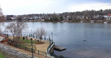 Augusta, Georgia Riverwalk manzaralı Savannah River 4k