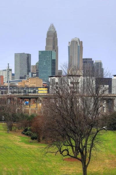 Vertical de Charlotte, Carolina do Norte centro da cidade com expresswa — Fotografia de Stock