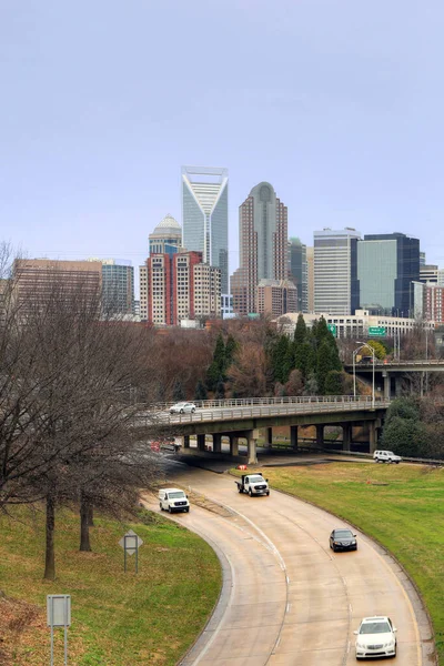 Vertical de Charlotte, Carolina do Norte centro da cidade e via expressa — Fotografia de Stock