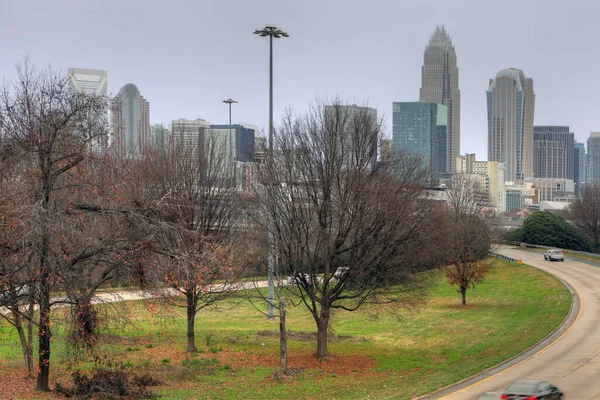 Charlotte, Carolina del Norte skyline y autopista — Foto de Stock