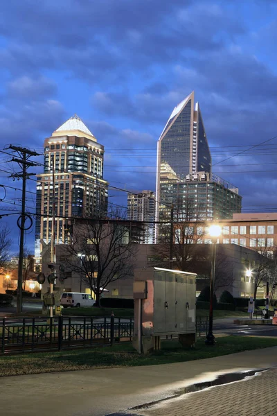 Verticaal van Charlotte, North Carolina skyline bij schemering — Stockfoto