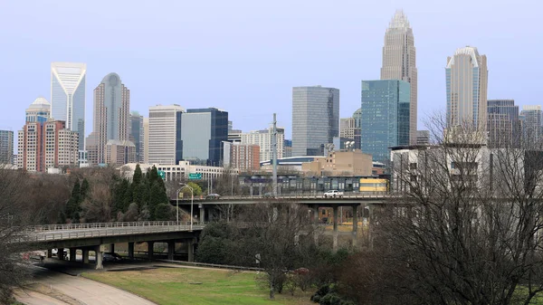 Charlotte, Stany Zjednoczone panorama i autostrada — Zdjęcie stockowe