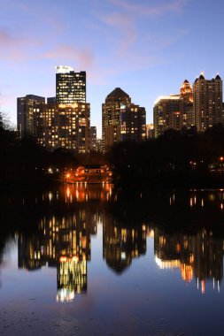 Atlanta, Georgia Dikey Çizgisi Geceleri yansımalarla gökyüzü