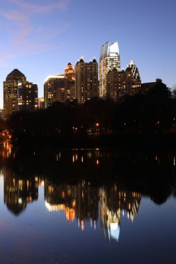 Atlanta, Georgia Dikey Çizgisi Geceleri gökyüzü ve yansımaları