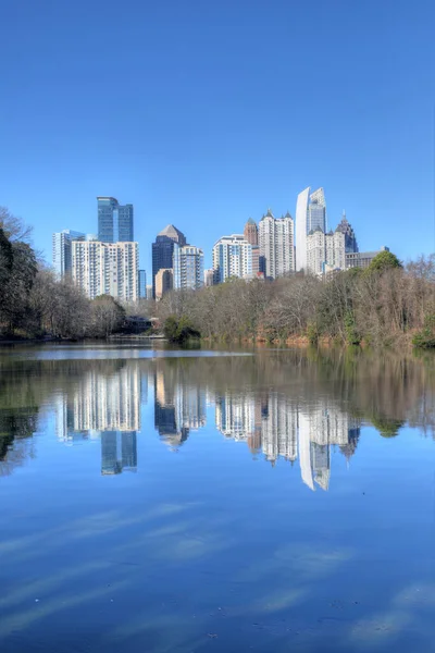 Vertical Atlanta Georgia Skyline Com Reflexões — Fotografia de Stock