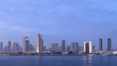 San Diego, California ufuk çizgisi gün batımında görülüyor