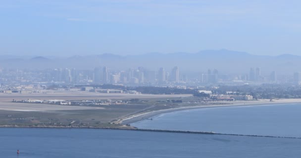 カリフォルニア州サンディエゴ港と市内中心部4K — ストック動画