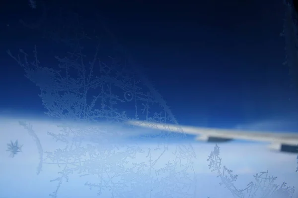 Buz Uçak Penceresinde Mavi Gökyüzü — Stok fotoğraf