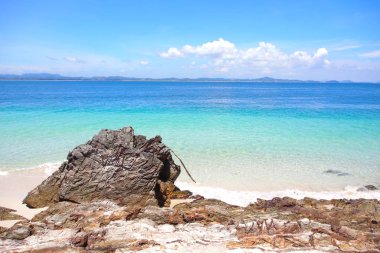 Terengganu sahilinde bir kaya.