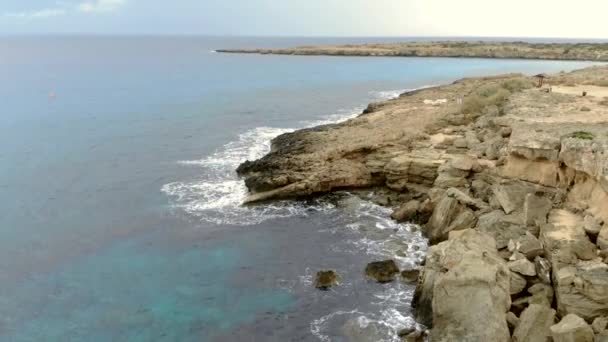 Chipre Drone Vuelo Largo Costa Del Mar Olas Dramáticas — Vídeo de stock