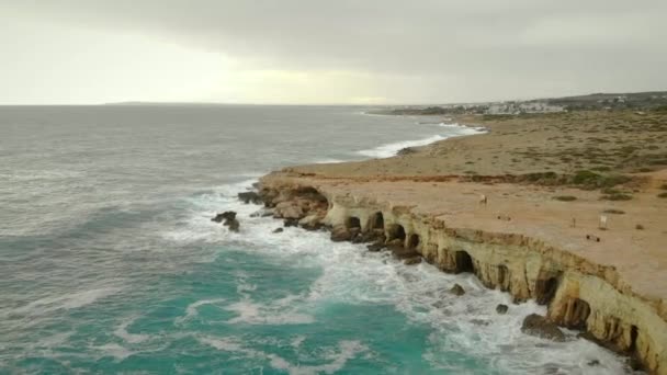 Cyprus Drone Vlucht Langs Zeekust Dramatische Golven — Stockvideo