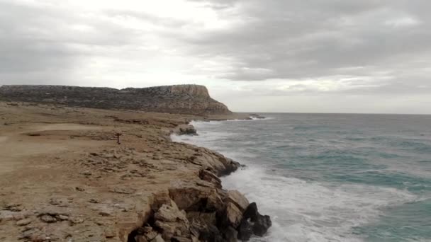 Cyprus Drone Vlucht Langs Zeekust Dramatische Golven — Stockvideo