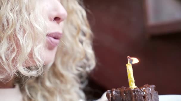 Schöne Lockige Blondine Macht Einen Wunsch Und Bläst Seinem Geburtstag — Stockvideo