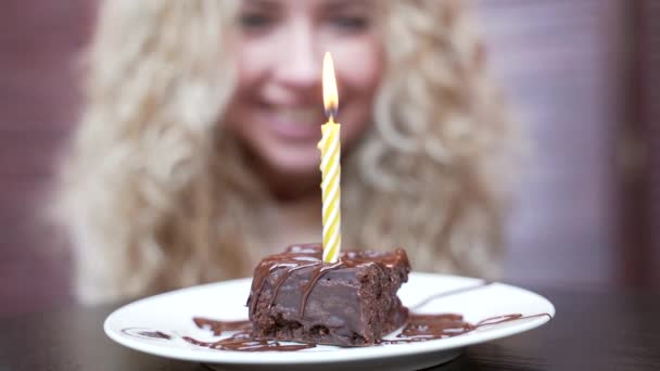 Linda Loira Encaracolada Faz Desejo Apaga Uma Vela Seu Aniversário — Vídeo de Stock