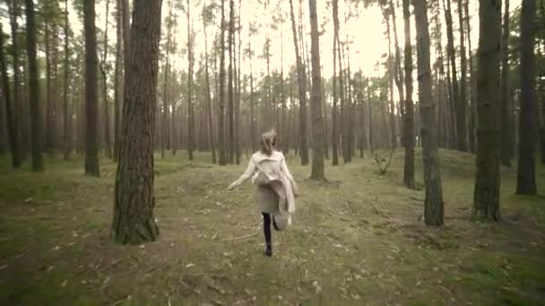 Νεαρή Κοπέλα Μόνη Τρέχει Μέσα Από Πευκοδάσος — Αρχείο Βίντεο