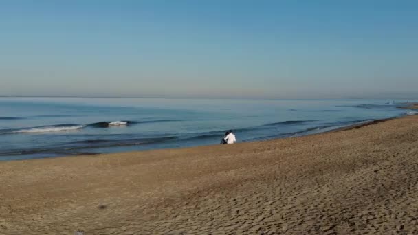 Jovem Casal Sentado Praia Junto Mar Desfrute Beleza Mar Nascer — Vídeo de Stock