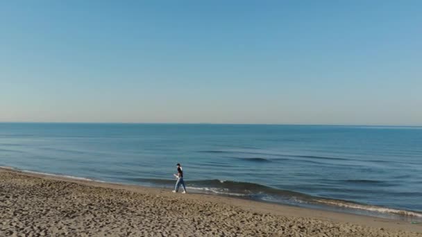 Jong Stel Loopt Het Strand Bij Zonsondergang Luchtfoto Van Twee — Stockvideo