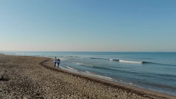 Fiumicino Italië Jong Stel Dat Hand Hand Langs Zee Loopt — Stockvideo