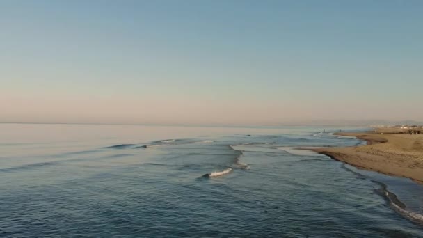 Cámara Vuela Junto Mar Playa Mar Olas Vista Aérea — Vídeos de Stock