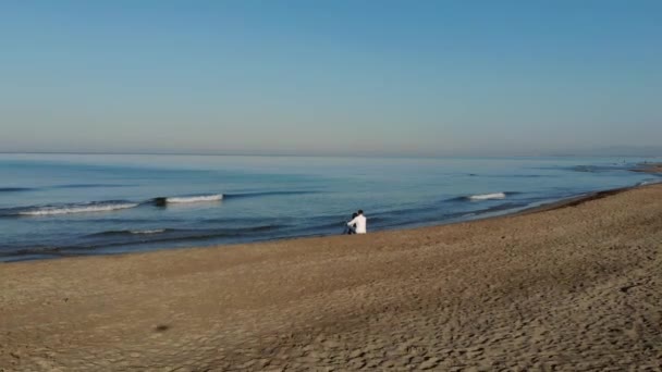 Jovem Casal Sentado Praia Junto Mar Desfrute Beleza Mar Nascer — Vídeo de Stock