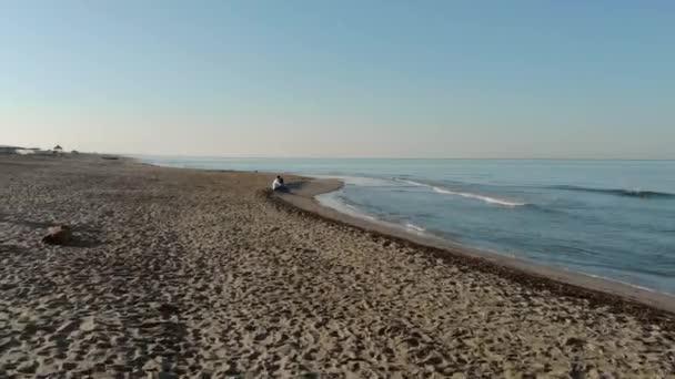 Pareja Joven Sentada Playa Junto Mar Disfruta Belleza Del Mar — Vídeos de Stock