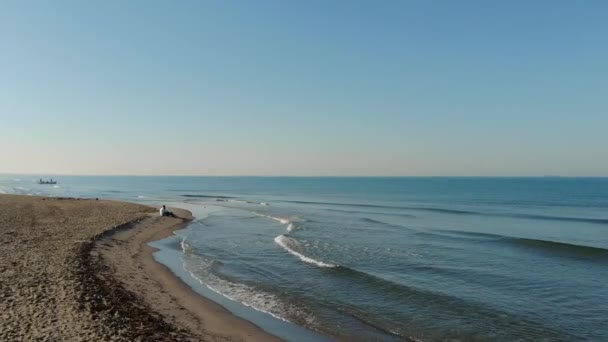 Sahilde Oturan Genç Bir Çift Denizin Güneşin Güzelliğinin Tadını Çıkar — Stok video