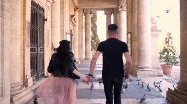 Roma. Adam ve kız kuşların üzerinde koşuyorlar. Genç çift karar verir, güvercinlerle koşar.