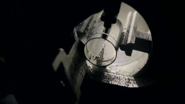 Endüstriyel tüp makinesinin işi. Fabrika Paslanmaz çelik ürünleri üretiyor. Metal boru kesmek için makine