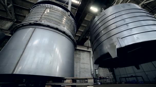 Chargement Barrelscrane Usine Pour Production Réservoirs Acier Inoxydable Grands Réservoirs — Video