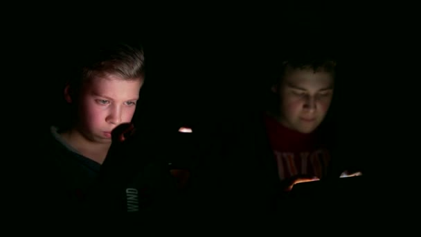 Двоє Хлопчиків Підлітків Грають Відеоігри Темної Кімнати Смартфоном — стокове відео