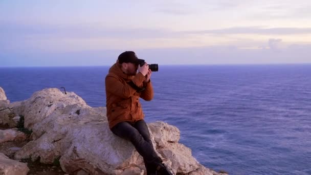 年轻的探险摄影师在塞浦路斯拍照 背景中的海洋 — 图库视频影像
