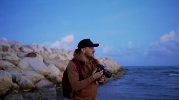 Fotógrafo Jovem Elegante Junto Mar Conta Ativamente Como Posar Para — Vídeo de Stock