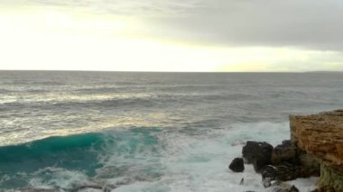 Hava görüntüsü. Dalgalar kayaya çarpıyor. İnsansız deniz. Kıbrıs
