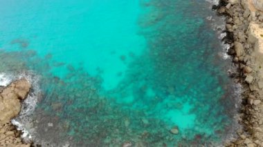 Hava görüntüsü. İnsansız mavi göl. Üst Manzara. Kıbrıs