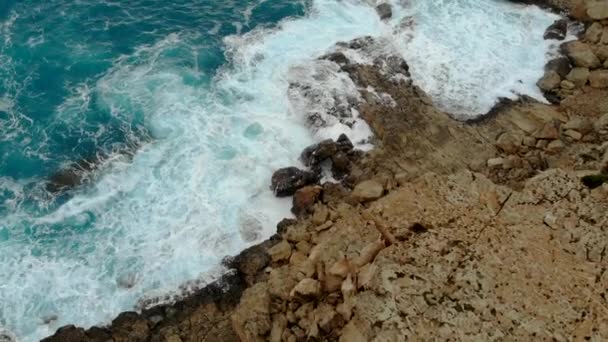 Vista Aérea Las Olas Chocan Contra Roca Mar Sin Gente — Vídeos de Stock