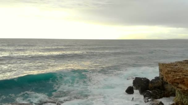 空中风景 海浪冲击着岩石 没有人的大海塞浦路斯 — 图库视频影像