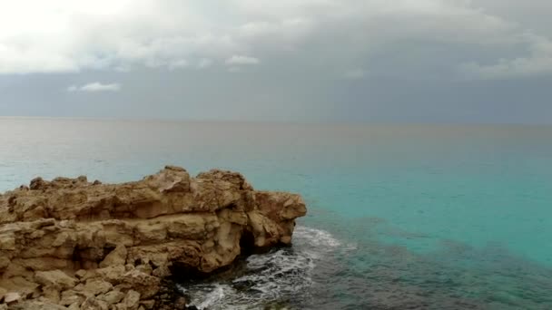 Hava Görüntüsü Dalgalar Kayaya Çarpıyor Nsansız Deniz Kıbrıs — Stok video