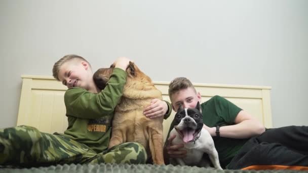 Két Vicces Tinédzser Kutyákkal Játszik Sharpey Francia Bulldog Ágyon Lévő — Stock videók